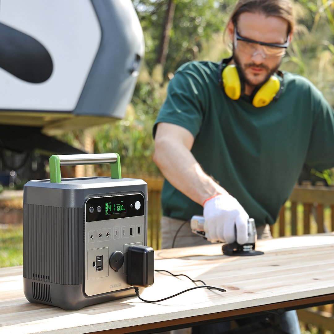 Man using Zendure SUPERBASE to power a sander